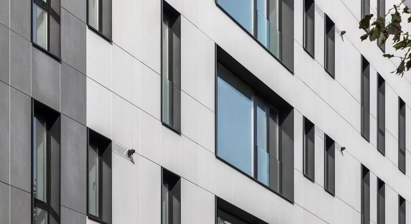 Fenstereinfassungen an einer hellen Fassade — NOVOFRAME