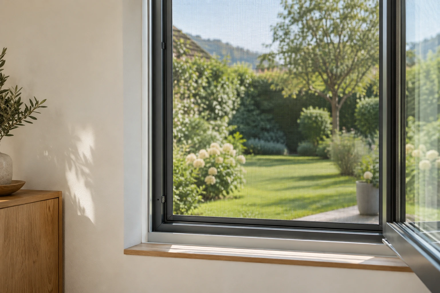 Visualisierung: Fenster mit schlankem Insektenschutzrahmen und feinem Gewebe