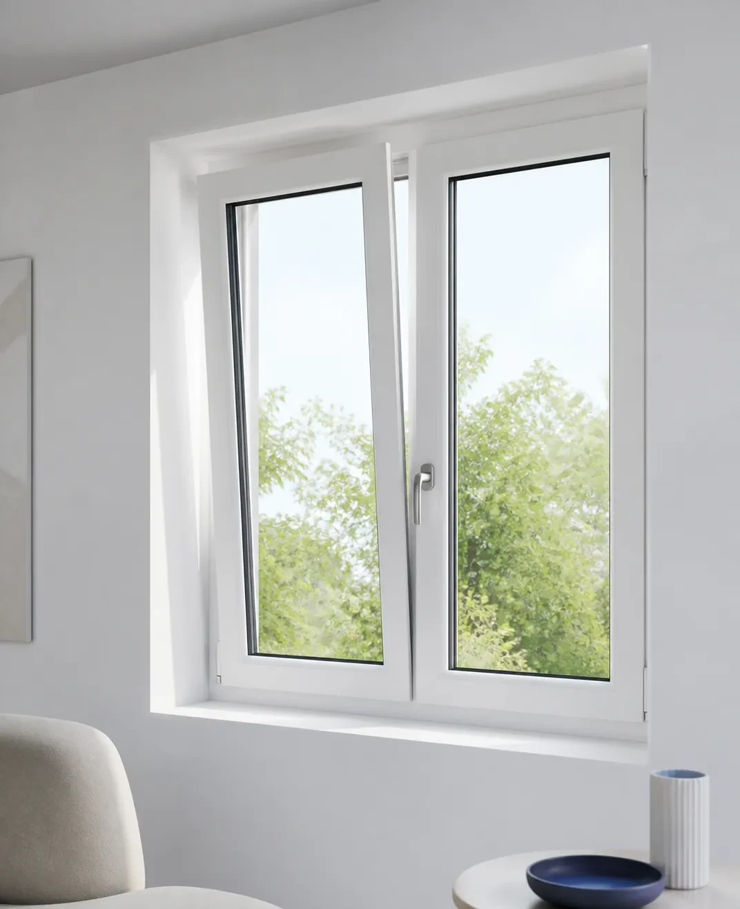 Weißes Kunststofffenster in einem hellen Wohnraum — MAR&PET
