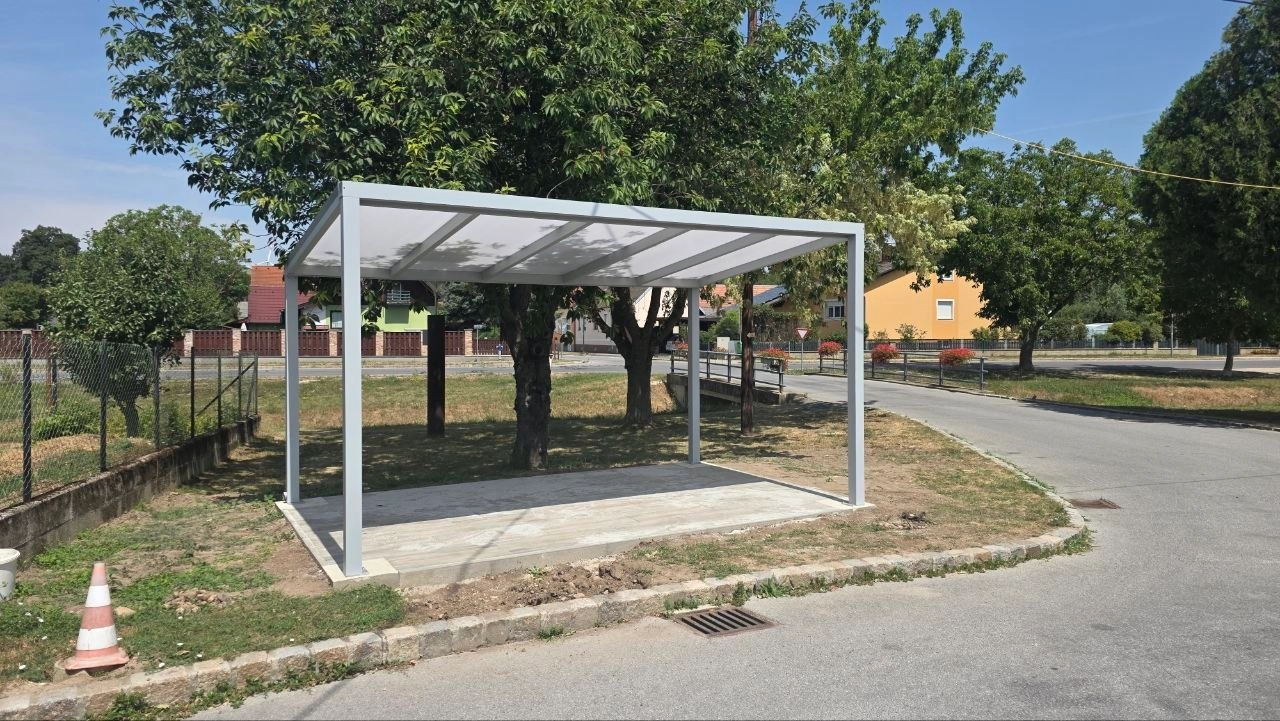 Freistehende helle Aluminium-Pergola im Garten