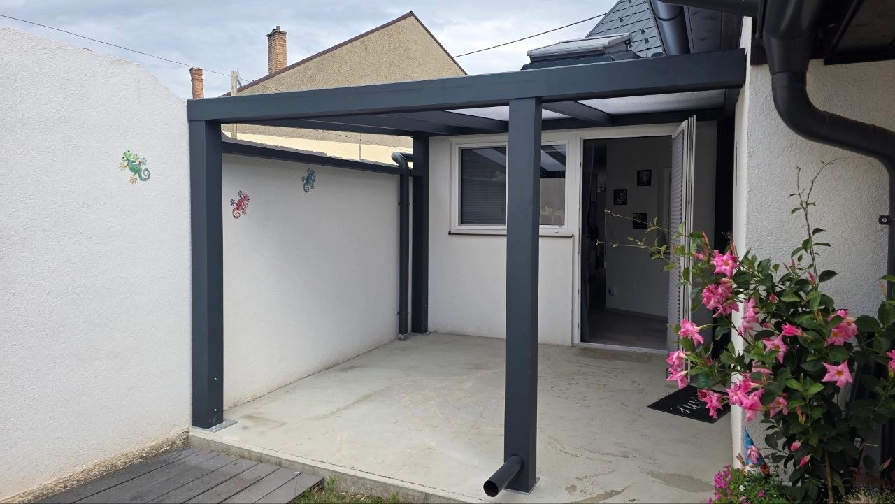 Kompaktes Aluminium-Terrassendach an einer Hauswand