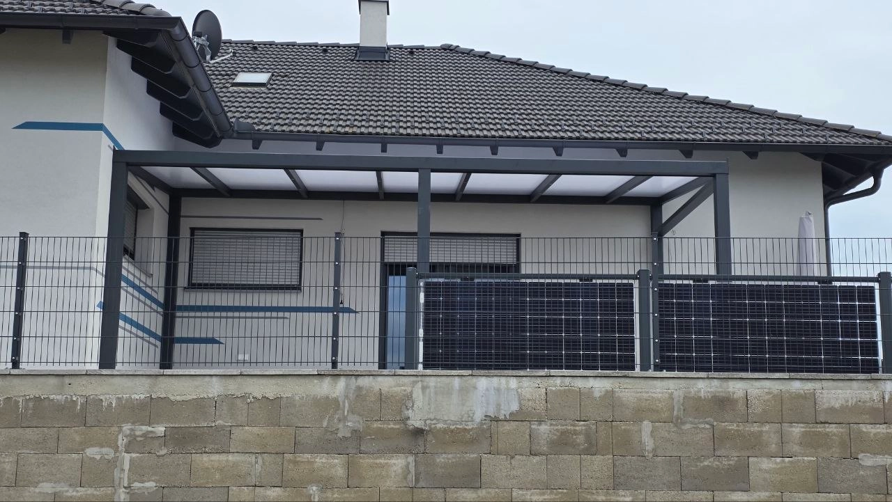 Aluminium-Überdachung einer Terrasse mit Geländer