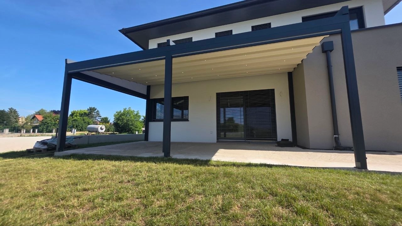 Pergola mit Beschattung an einem modernen Wohnhaus
