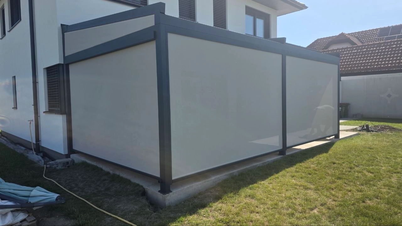 Senkrechte Screens an einer anthrazitfarbenen Pergola