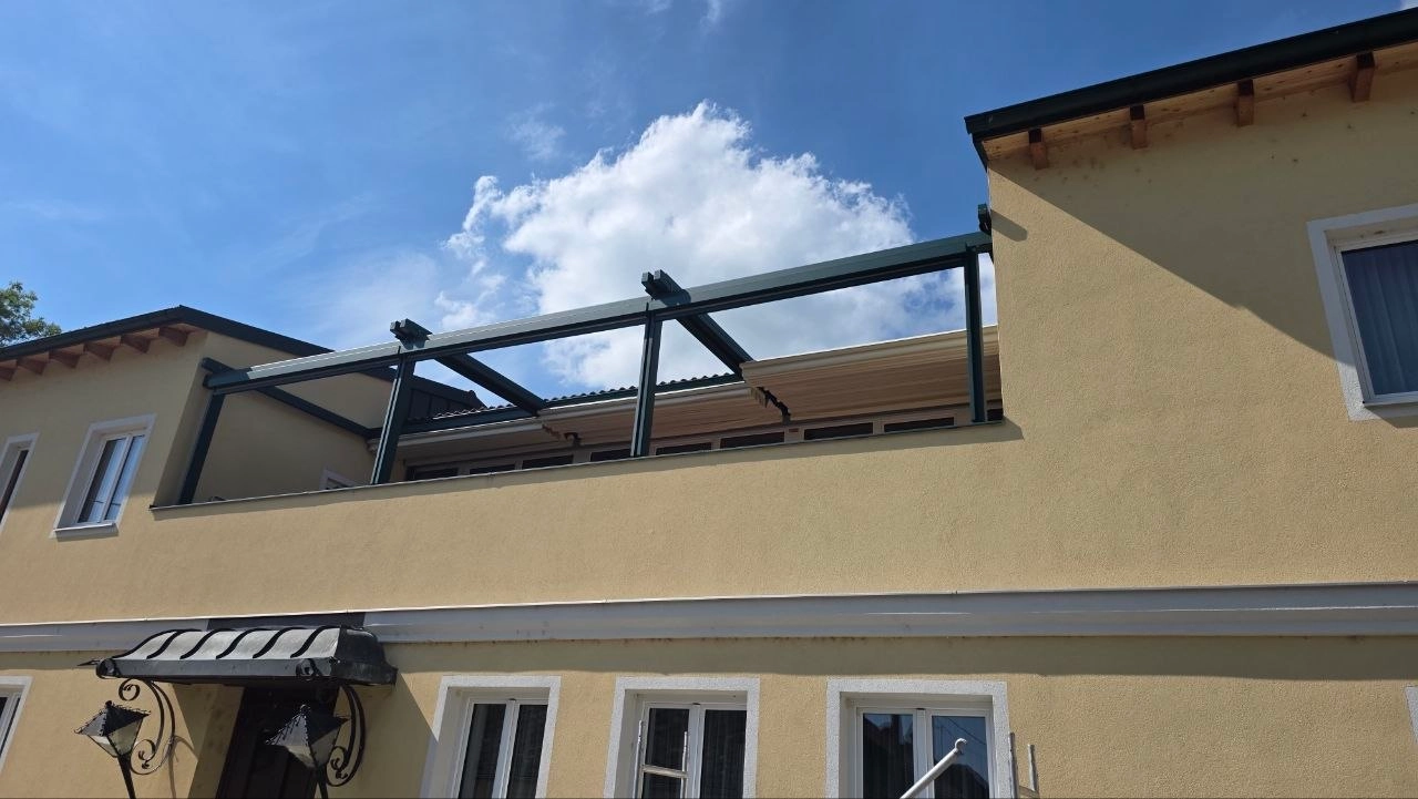 Aluminium-Dachkonstruktion an einem bestehenden Wohnhaus